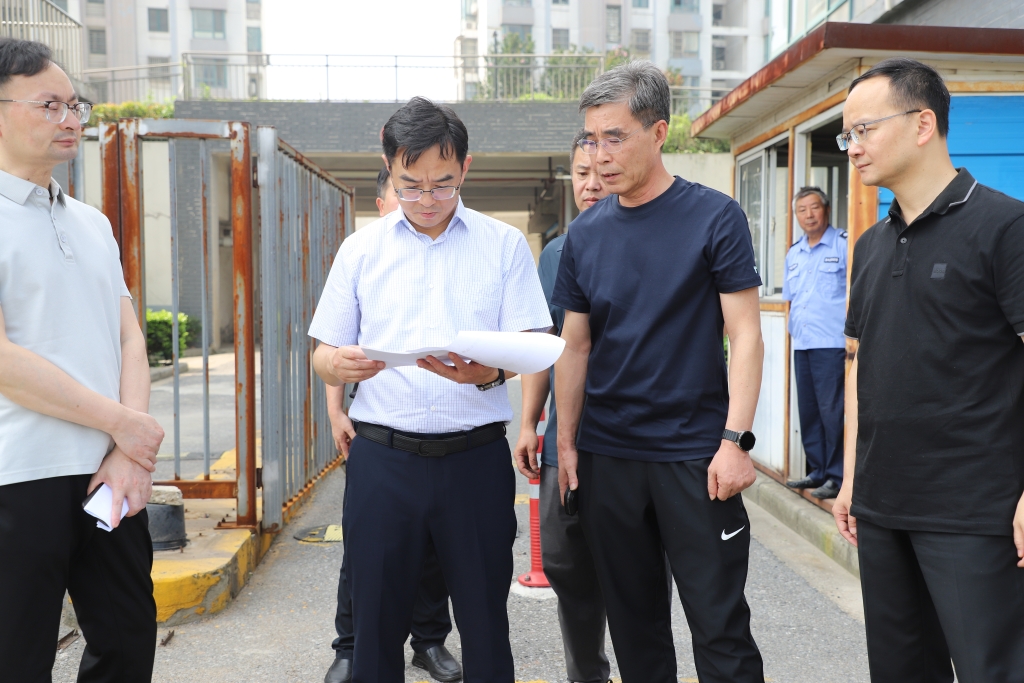 魏鋒調(diào)研“把支部建進小區(qū)”工作