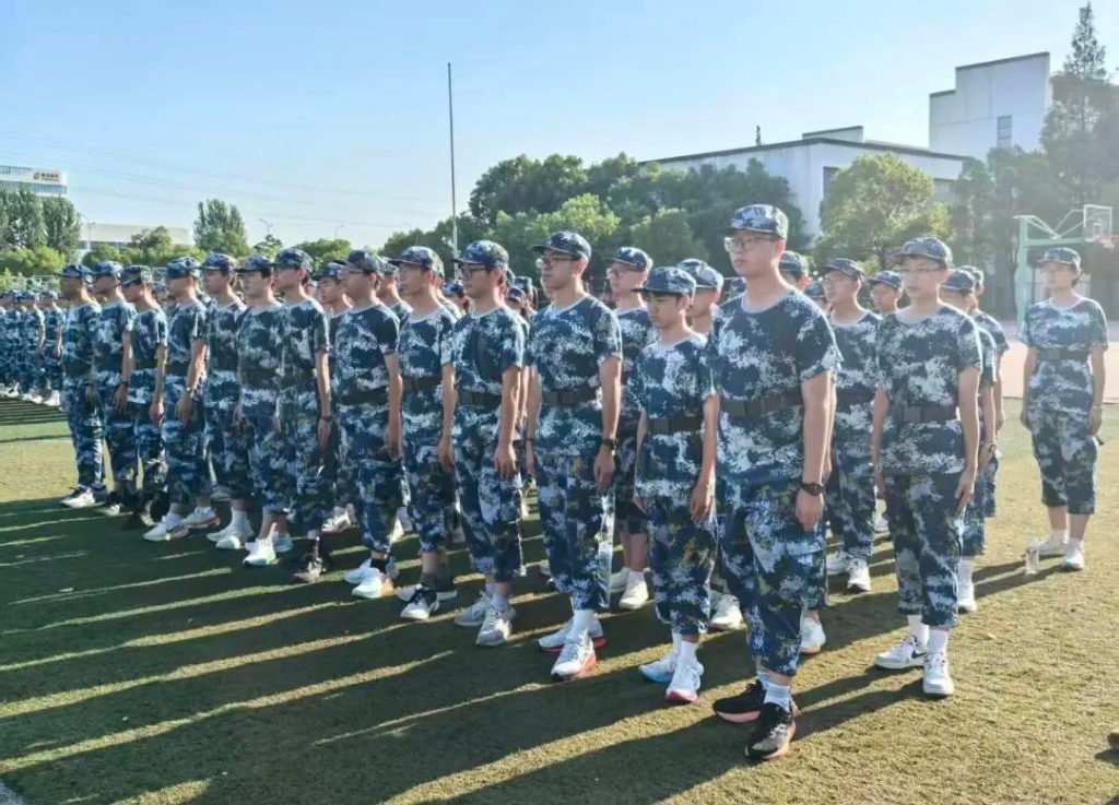 迷彩綻芳華，高中軍訓(xùn)火熱進(jìn)行中