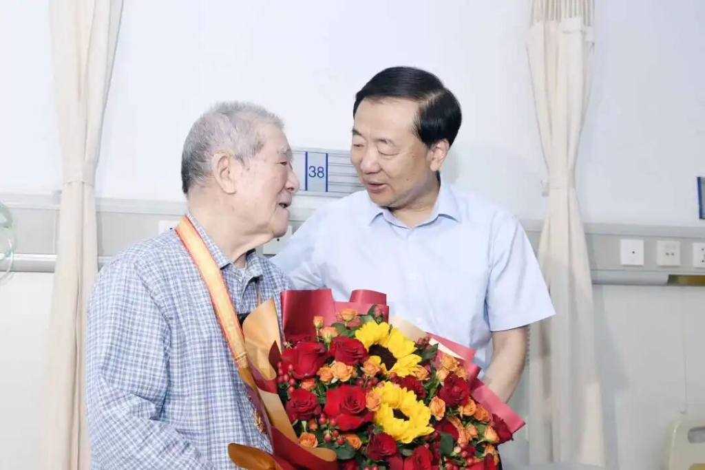 市領導走訪慰問抗戰(zhàn)老戰(zhàn)士